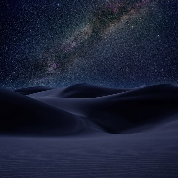 شن و ماسه های بیابانی در آسمان شب ستاره های شیر شنی [تصویر عکس]